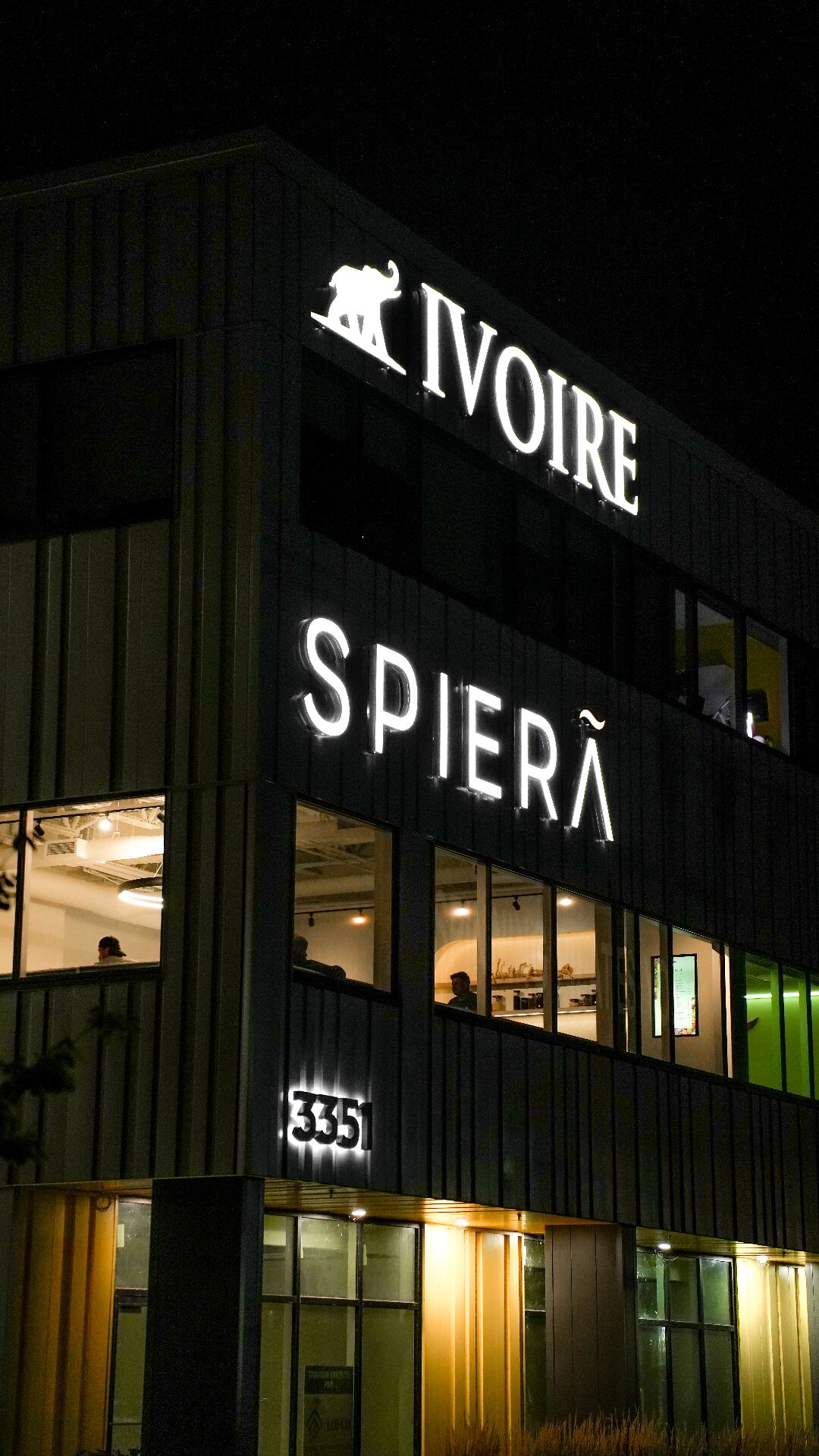 Façade du studio SPIERA, le soir